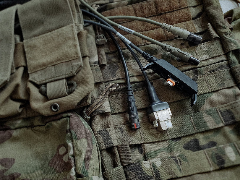 Fischer KEYSTONE™ Tactical Hub: la gamme élargie des câblages permet de connecter davantage de dispositifs numériques pour le soldat